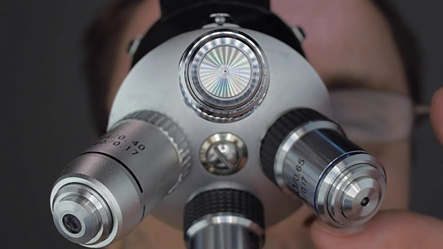 科学家用显微镜检查正在研究的物体视频素材