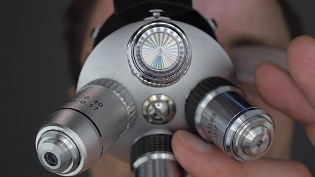 科学家用显微镜检查正在研究的物体视频素材