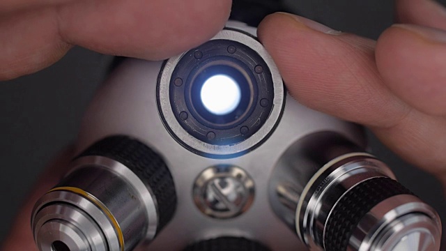 在显微镜镜头上，手动关闭(打开)光圈以正确曝光视频购买