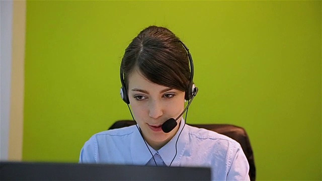 呼叫中心的女接线员，在办公室工作。视频素材