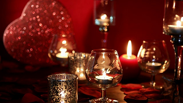 情人节的浪漫有红心、蜡烛和玫瑰花瓣。视频下载