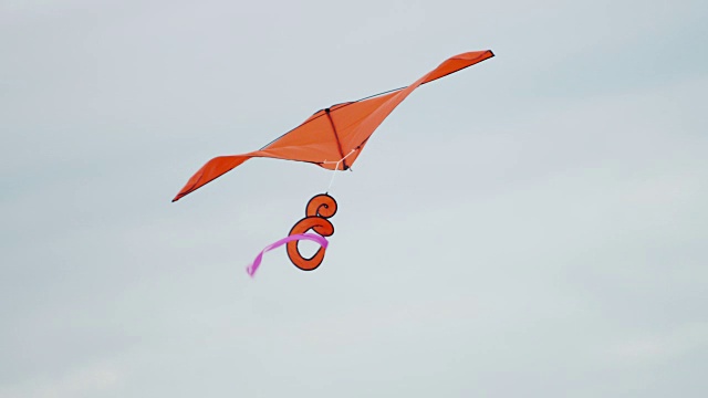 色彩鲜艳的轻型玩具风筝在风中飞翔视频素材