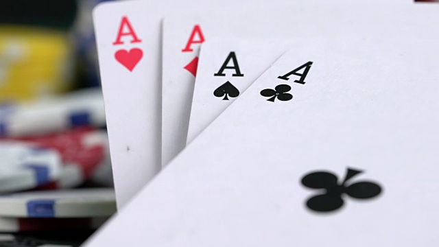 赌博红骰子扑克牌和金钱筹码视频素材
