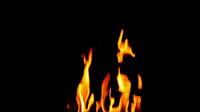 燃烧的火在黑色的背景视频素材