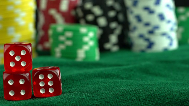 赌博红骰子扑克牌和金钱筹码视频下载