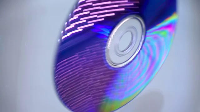 光盘在发光的白光表面上旋转视频下载