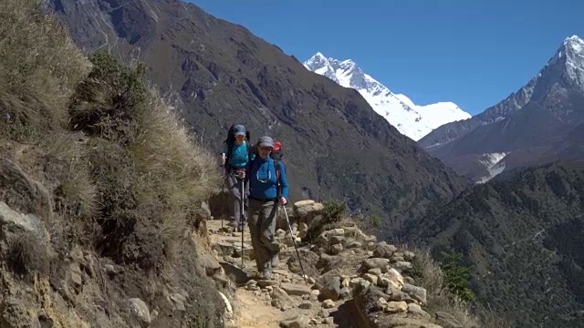 女孩们在喜马拉雅山的小路上游玩视频素材