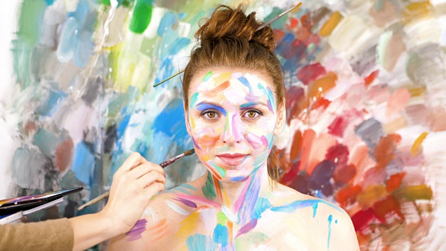 艺术家涂抹化妆品。Woman-Picture。4 k UHD。视频下载