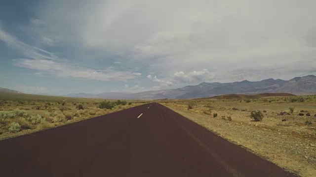 在死亡谷高速公路上开车视频素材