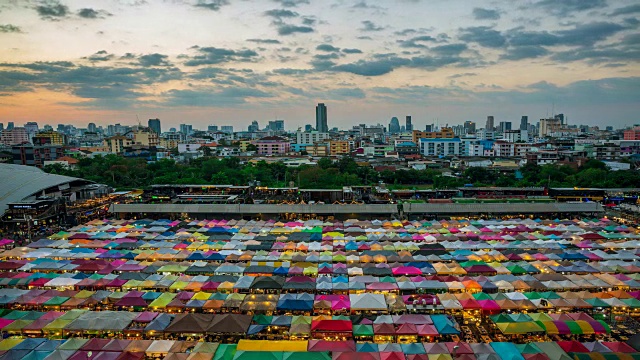 延时白天到晚上4K分辨率，五颜六色的许多帐篷抽象背景，曼谷市中心夜市，从摩天大楼街头食物的顶部，泰国。长曝光技术和HDR滤波技术。视频素材