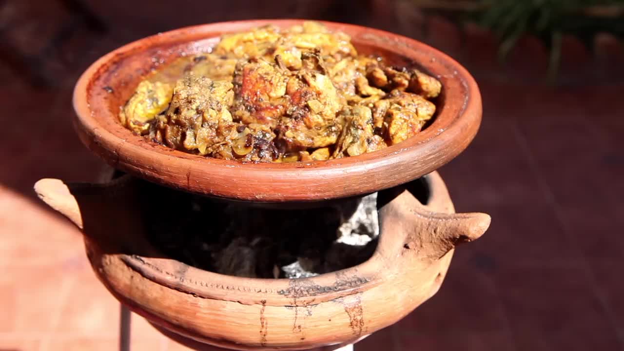 鸡肉tajín在粘土锅烹饪鸡肉片与摩洛哥风格的烹饪烟。视频下载