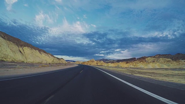 在死亡谷高速公路上开车视频素材