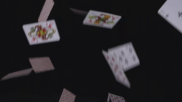 许多扑克牌以慢动作落在黑色背景上视频下载