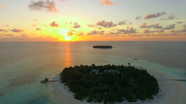 日落时分，马尔代夫热带岛屿的无人机照片。视频素材