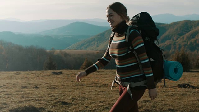 一男一女徒步旅行者在山上的帐篷前拥抱视频下载