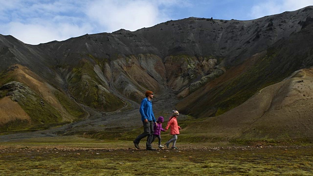 一家人在冰岛Landmannalaugar徒步旅行视频素材