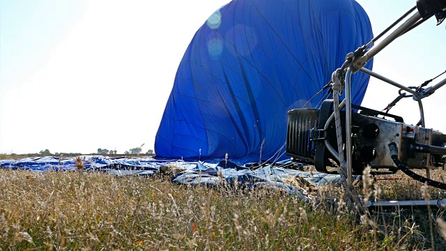 蓝色热气球在地面准备飞行，4k视频素材