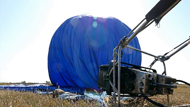 蓝色热气球在地面准备飞行，4k视频素材