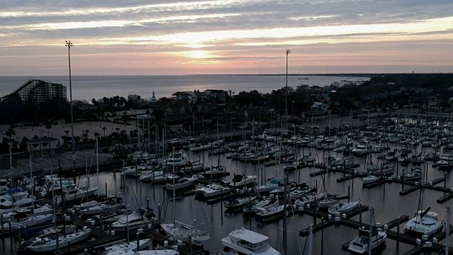 鸟瞰图-船在码头在日出在德克萨斯州休斯顿视频素材