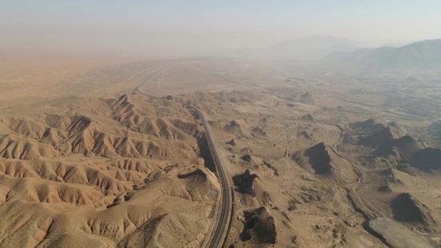 中国戈壁沙漠铁路鸟瞰图视频下载