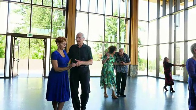 老夫妇在舞厅和朋友一起跳舞视频下载