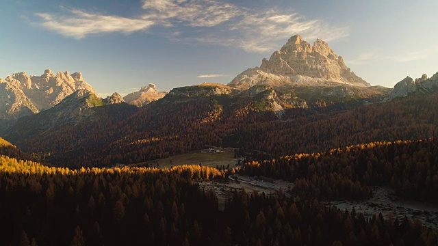 布莱斯湖和山。意大利阿尔卑斯山、白云石、意大利、欧洲的绚丽秋景。大自然的美丽视频素材