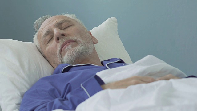 老人躺在床上睡觉，健康的酣睡，时间在退休视频下载