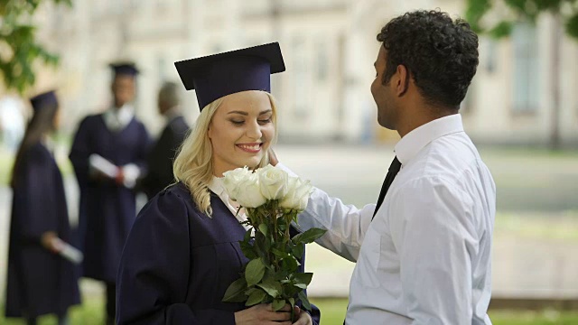 女研究生在学术上戴着花与男友聊天，教育视频素材