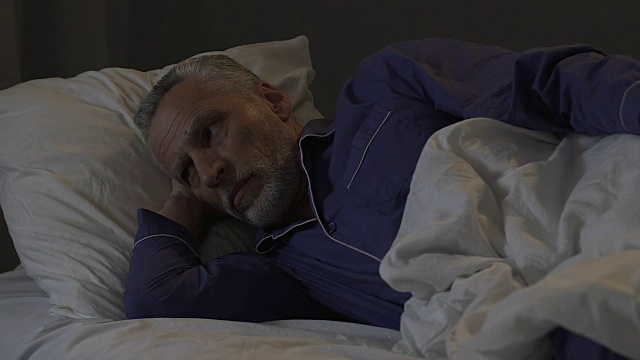 老人晚上躺在床上无法入睡，失眠，思绪不安视频下载