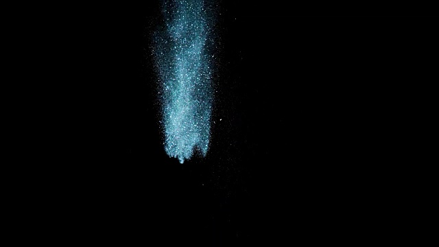 美丽的动画多色飞行闪烁粒子分散在一个黑色的背景视频素材