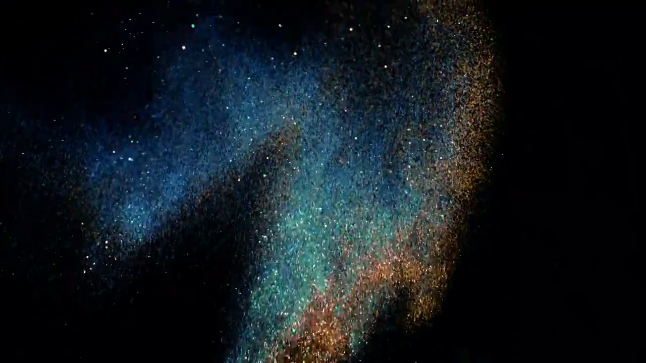 美丽的动画多色飞行闪烁粒子分散在一个黑色的背景视频下载