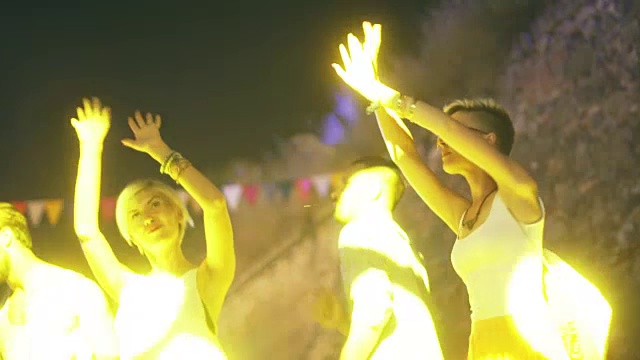 一群朋友在音乐节上跳舞视频下载