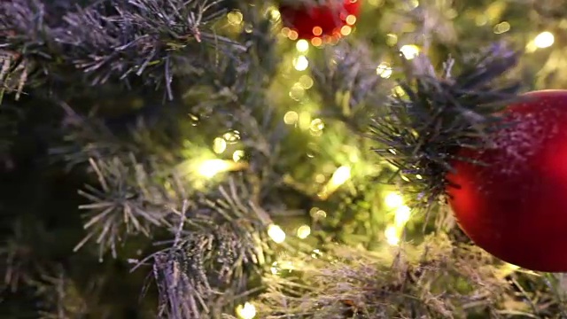 圣诞树灯。圣诞树，新年的花环，闪烁的彩灯，圣诞的彩灯。新年的装饰，模糊不清视频素材