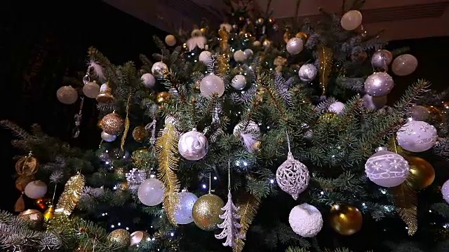圣诞树灯。圣诞树，新年的花环，闪烁的彩灯，圣诞的彩灯。新年装饰品，特写视频素材