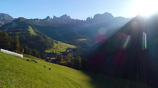 美丽的阿尔卑斯山村，绿色的草地和牧场，山峰。南蒂洛尔的多洛米提阿尔卑斯山视频素材