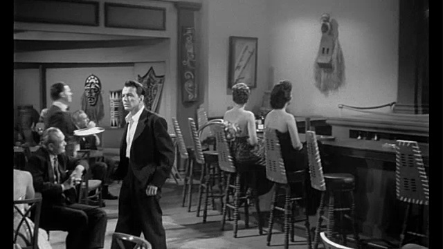 1955年，男人(弗兰克·辛纳屈)走进朋友(金·诺瓦克)工作的夜总会视频下载