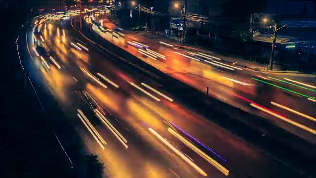 高速公路上交通的时间间隔，晚上高速公路上汽车的前灯照射时间长视频素材