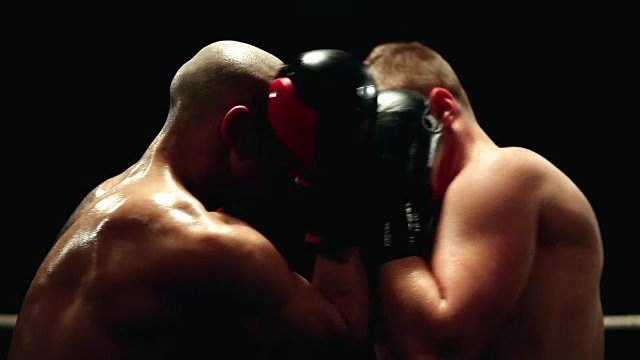 两名职业拳击手戴着手套举着欢迎的一脚，开始决斗视频下载