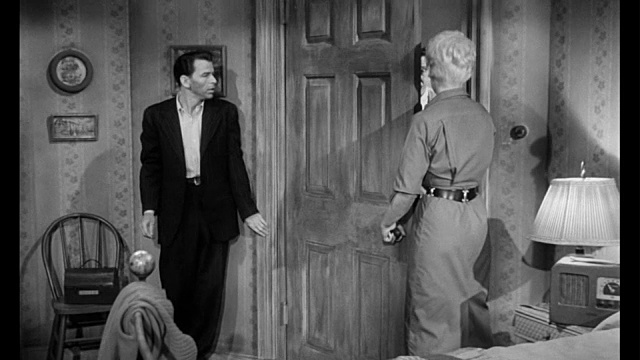 1955年，男人(弗兰克·辛纳屈)躲起来，而女人的一个追求者(金·诺瓦克)来敲门视频下载