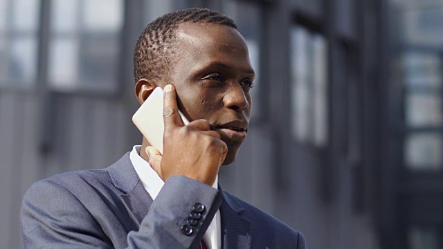 非裔美国商人在街上用智能手机聊天视频素材
