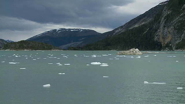 群山背景上的浮冰视频素材
