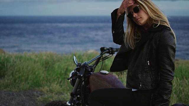 骑老式摩托车的女人视频素材