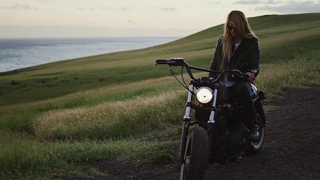 骑老式摩托车的女人视频素材