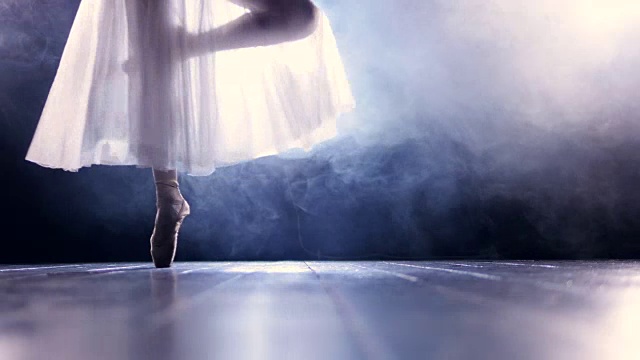芭蕾舞演员穿着长裙踮着脚尖跳舞视频素材