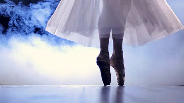 穿着长裙踮着脚尖的女舞者视频素材