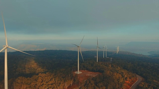 可再生能源植物:风力涡轮机视频素材