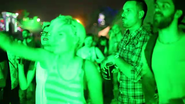 人们在音乐节上跳舞视频下载
