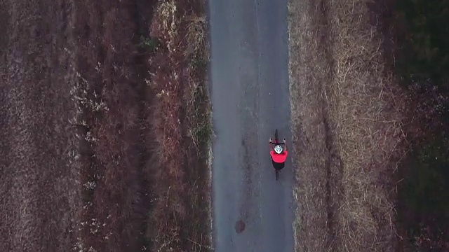 户外道路自行车训练:无人机鸟瞰图视频素材