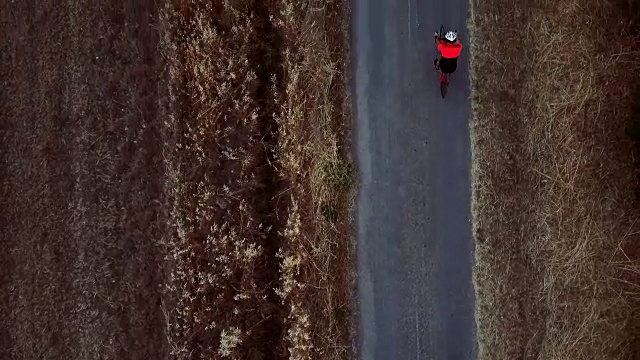 户外道路自行车训练:无人机鸟瞰图视频素材