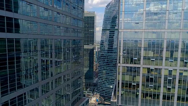 在市中心的摩天大楼之间飞行。视频素材